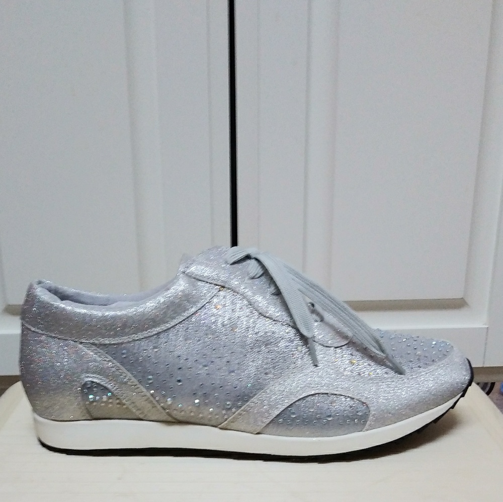 New WOMEN'S RHINESTONE STUDDED FASHION SNEAKER - Picture 2 of 8